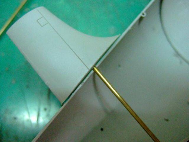 潛降舵內灌滿AB膠後黏合